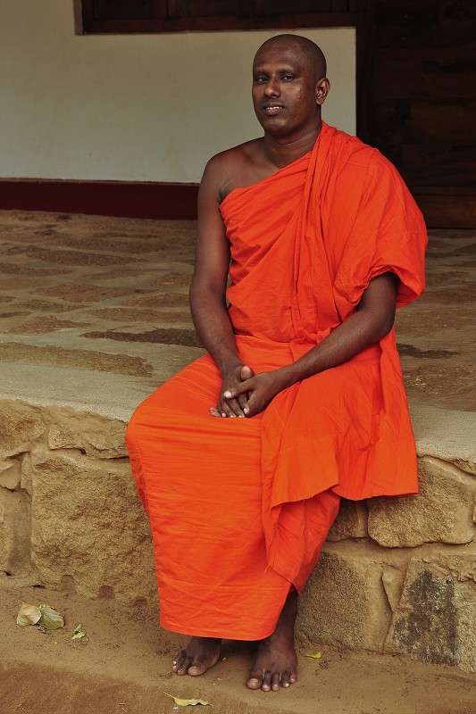 Srí Lanka 2015 - mnich, Mihintale 