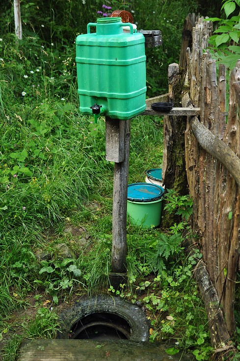 Východní Evropa  - umývárna u veřejného WC, Koločava, Ukrajina 