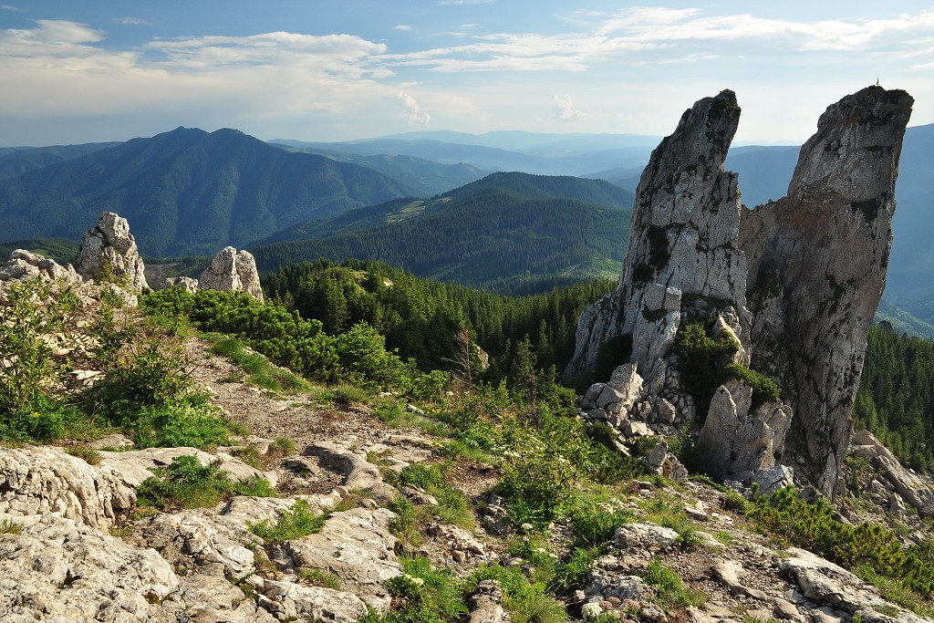 Východní Evropa  - skály Pietrele Doamnei, masiv Rarâu, poh.Stânisoarei, Rum. 