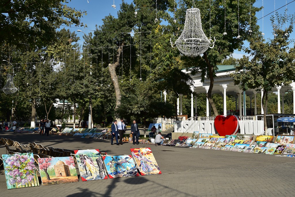 Almaty + Uzbekistán - Painting market, u Amir Temur maydoni, Taškent 