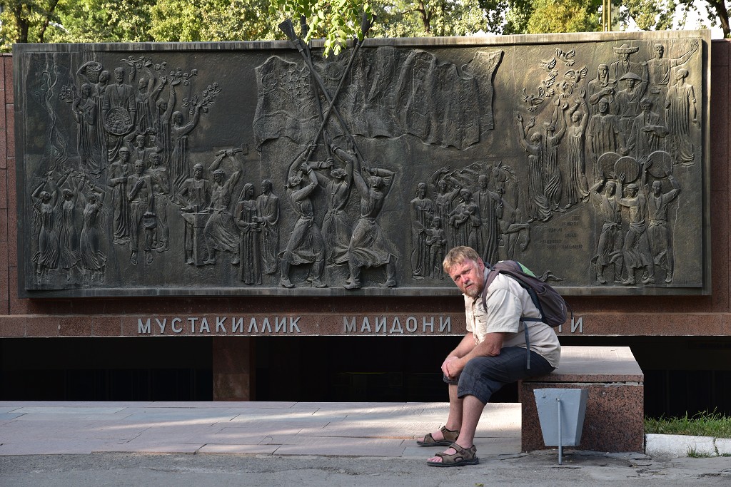 Almaty + Uzbekistán - vchod do metra, Taškent 