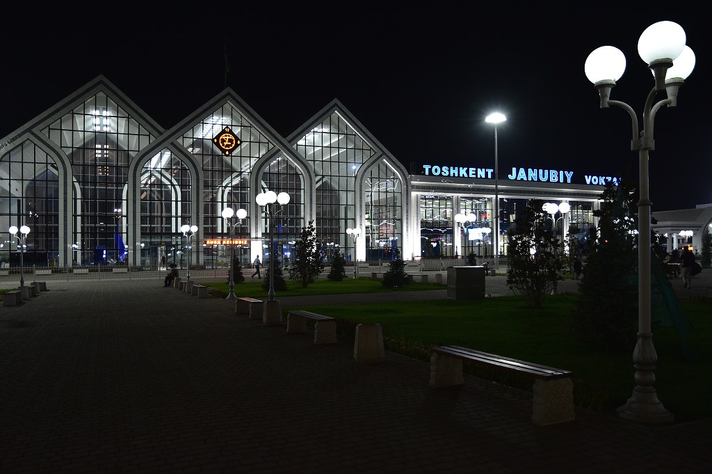 Almaty + Uzbekistán - noční nádraží Juž, Taškent 
