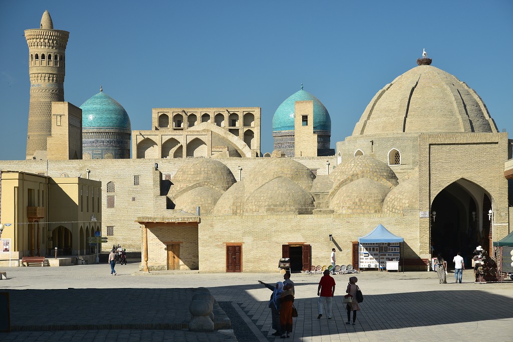 Almaty + Uzbekistán - Minaret Kalon a medresy v centru Buchary 