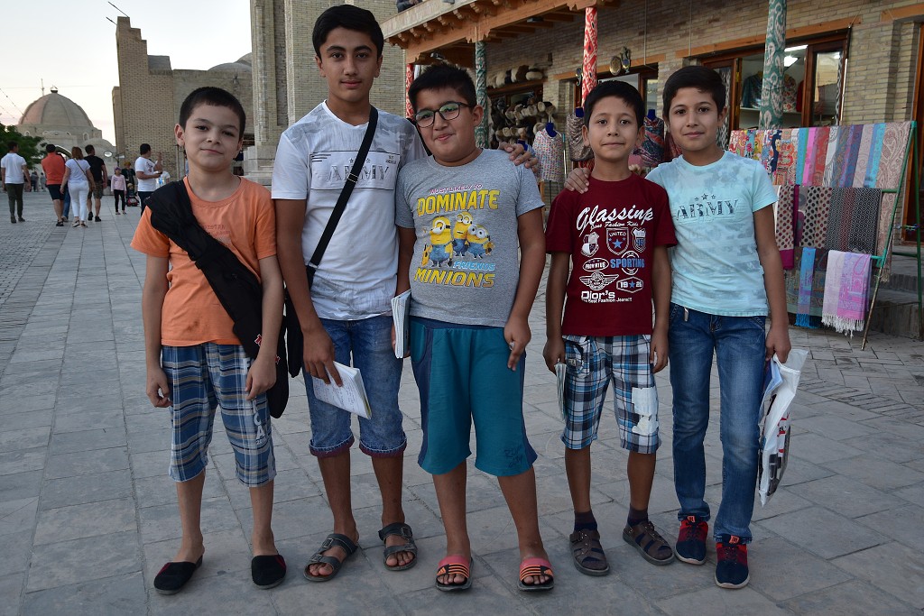 Almaty + Uzbekistán - děti s anglickými dotazy na taháku, Buchara 