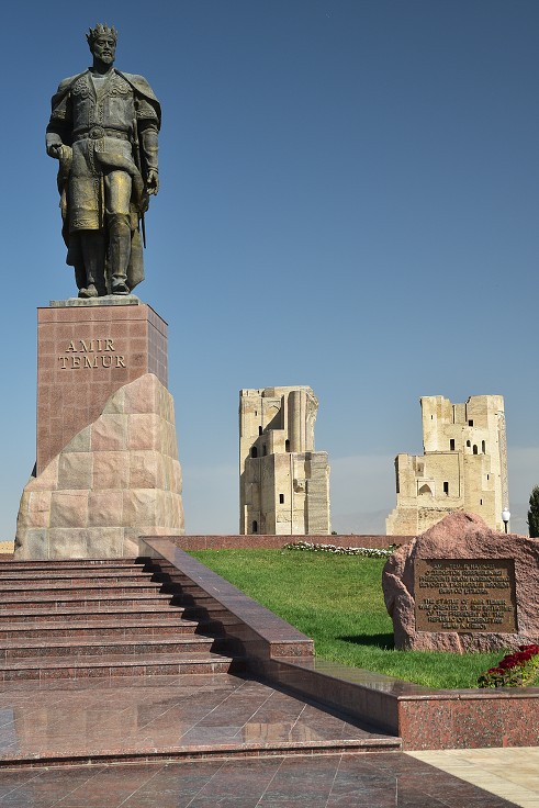 Almaty + Uzbekistán - Timurova socha v rodném Šachrisabzu 