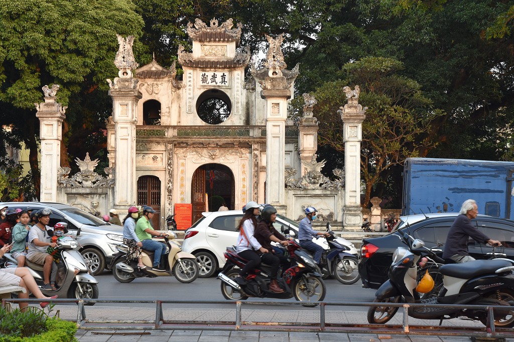 Vietnam - Hanoi - chrám Den Quan Thanh u Západ. jezera