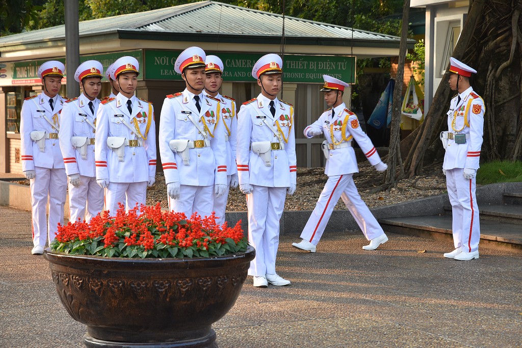 Vietnam - Hanoi, vojáci před Ho Čo Minovo mauzoleem
