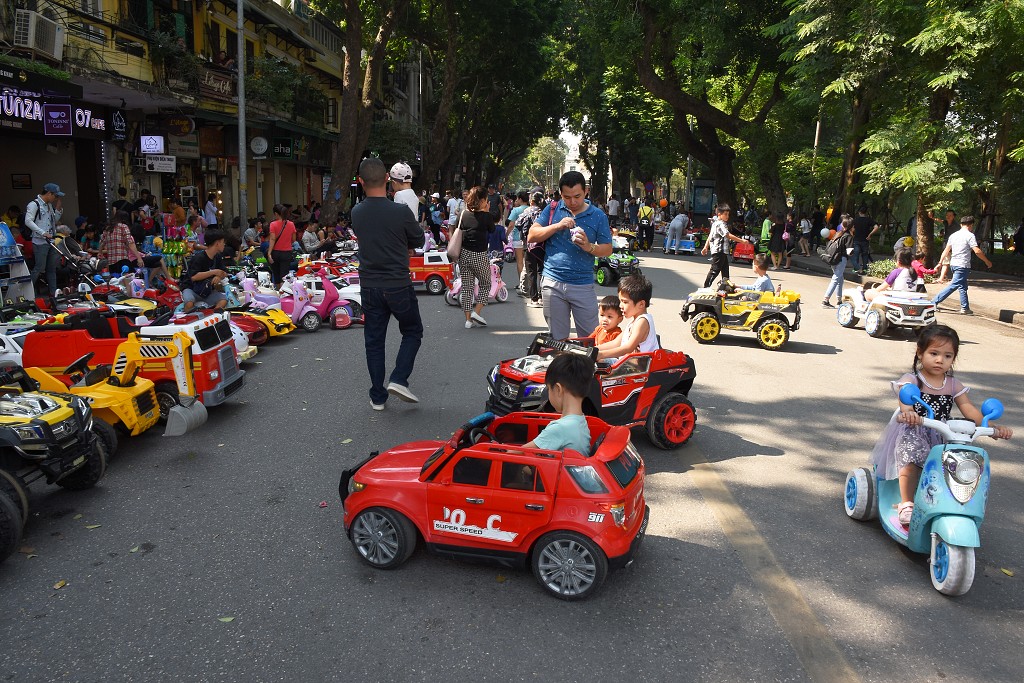 Vietnam - Hanoi, podél břehu jezera Hoan Kiem