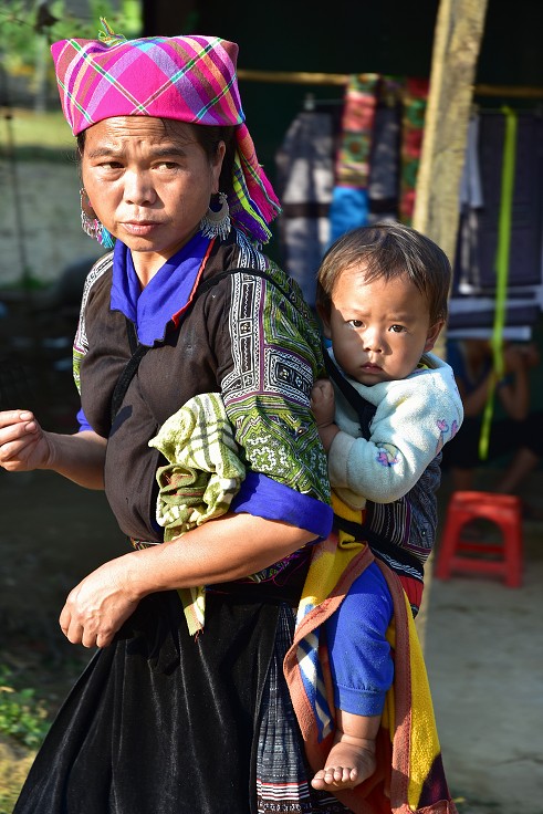 Vietnam - lidé etnika Hmong, vesnice poblíž Tú Le, sz. od Nghia Lo