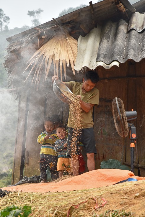 Vietnam - etnická vesnice Suoi Giang, u Nghia Lo