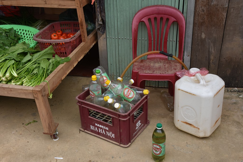 Vietnam - benzinka u obchod v jednom, vesnice u Nghia Lo