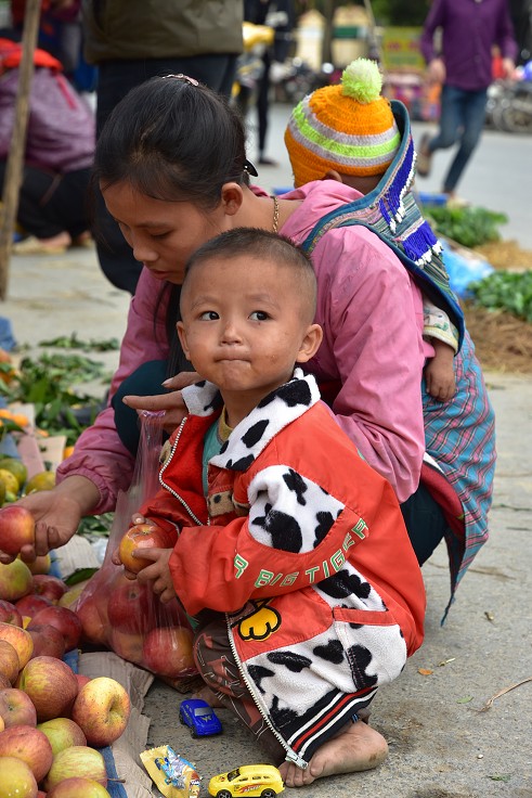 Vietnam - vesnický trh, mezi Ha Giang a Tam Son