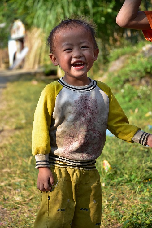 Vietnam - ves na křižovatce silnic na Tam Son a Du Gia