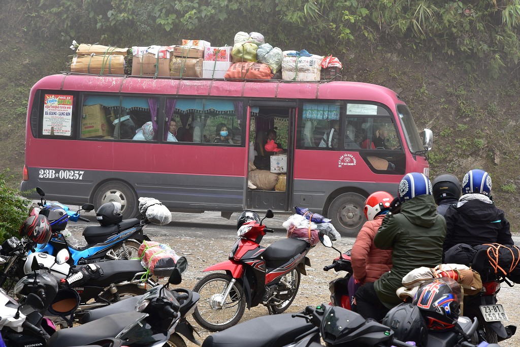 Vietnam - lokální autobus, u Tam Son