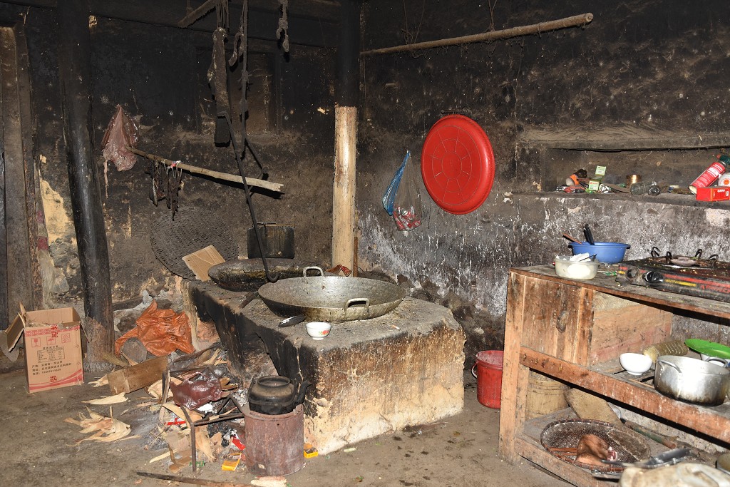 Vietnam - tradiční dům Hmongů, severně za Yen Minh