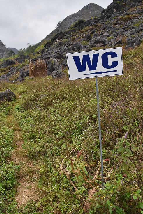 Vietnam - WC, měsíční krajina u Lung Tao