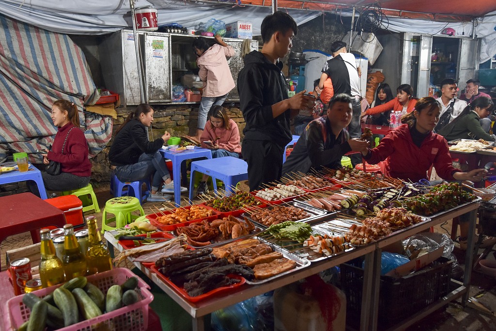 Vietnam - večerní street food, Dong Van