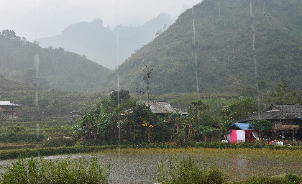 Vietnam - deštivé ráno, vesnice Du Gia