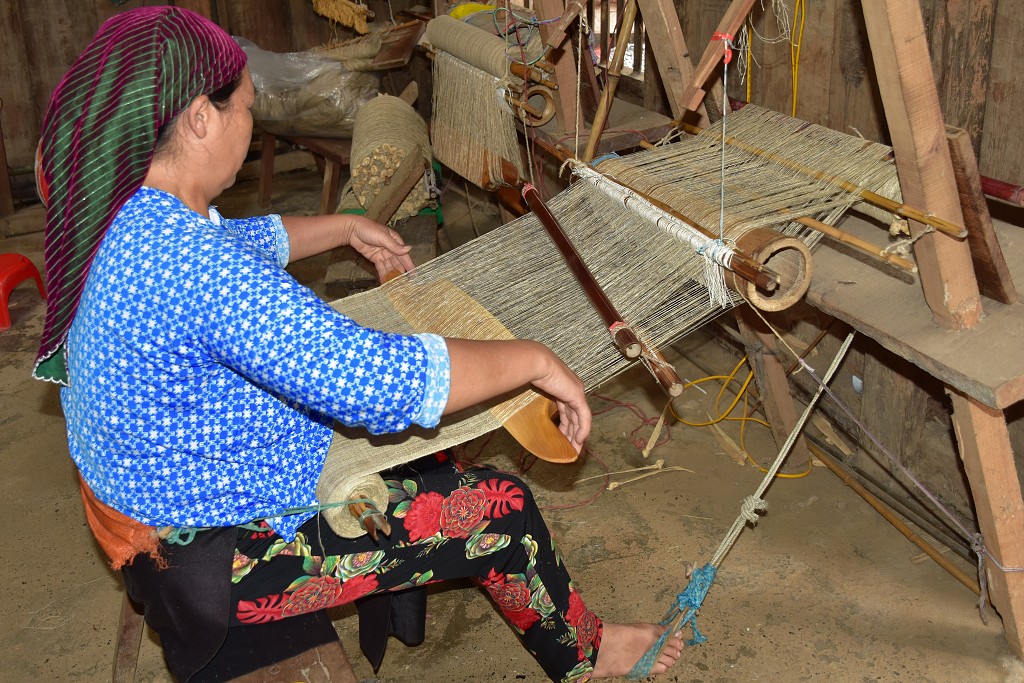 Vietnam - tradiční tkalcovna, poblíž Tam Son