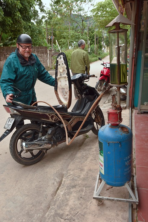 Vietnam - Benzinka, Trang An