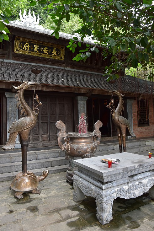 Vietnam - Trang An, Trinh temple - výlet na loďkách, oblast Ninh Binh