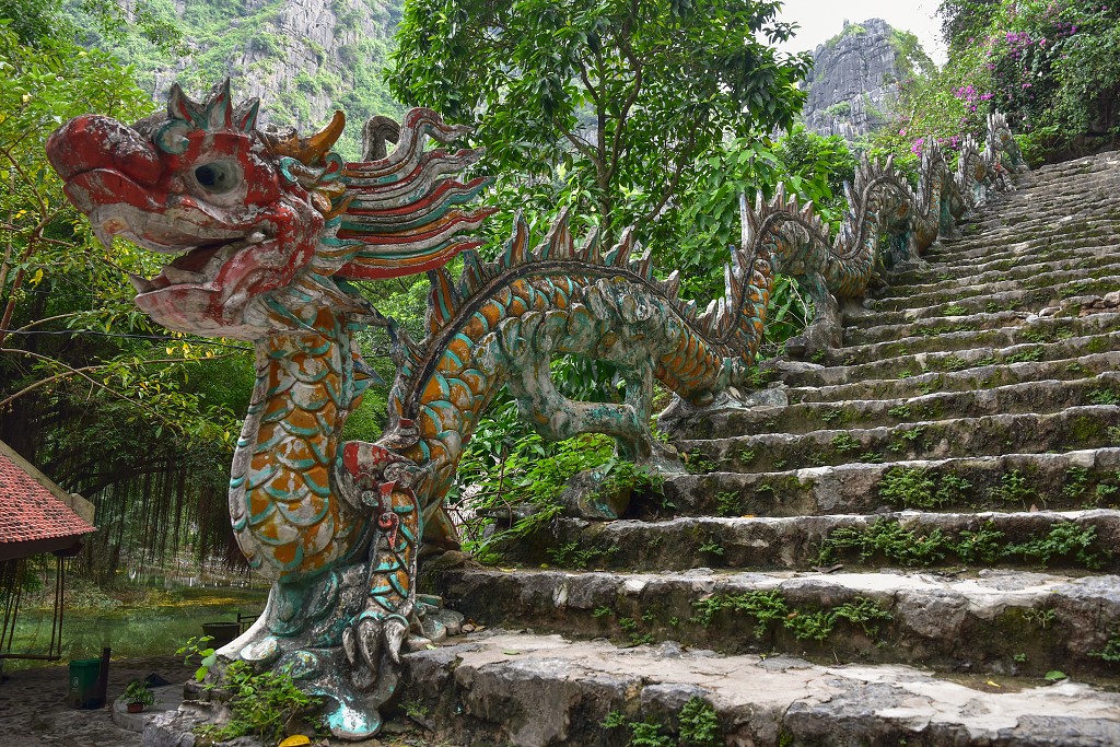 Vietnam - schody na horu Múa, u Tam Coc, oblast Ninh Binh