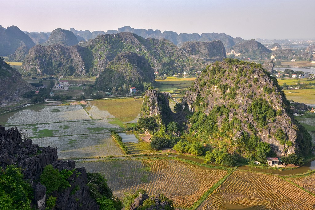 Vietnam - výhledy z hory Múa, u Tam Coc, oblast Ninh Binh