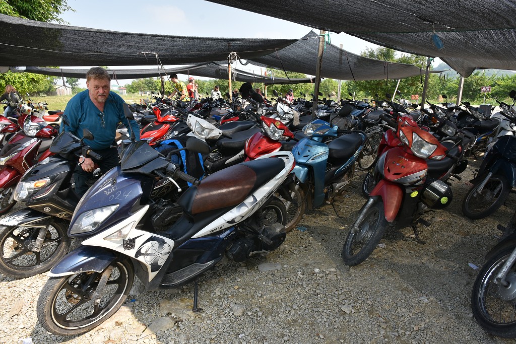 Vietnam - parkoviště, Budhistický komplex Bai Dinh, 