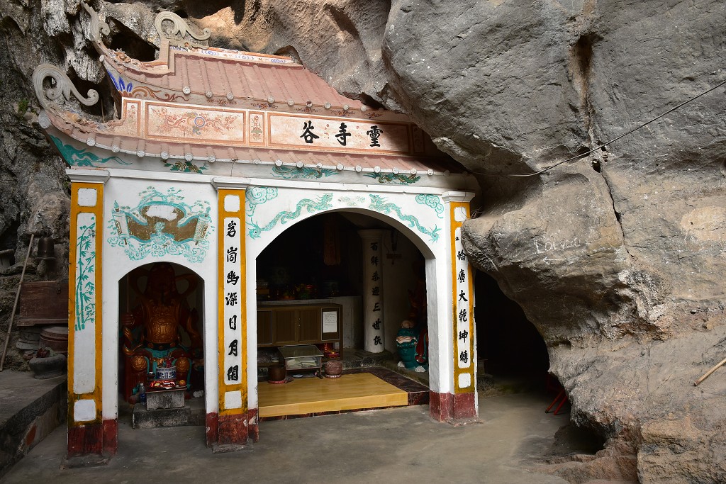 Vietnam - jeskyně Tien grotto, u Tam Coc, oblast Ninh Binh