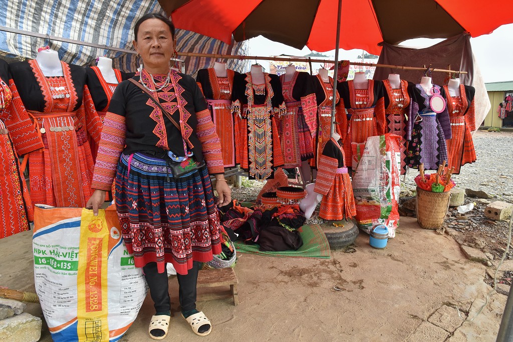 Vietnam - Hmongské kroje, u čaj. plantáží Doi Che Trai Tim, u Moc Chau