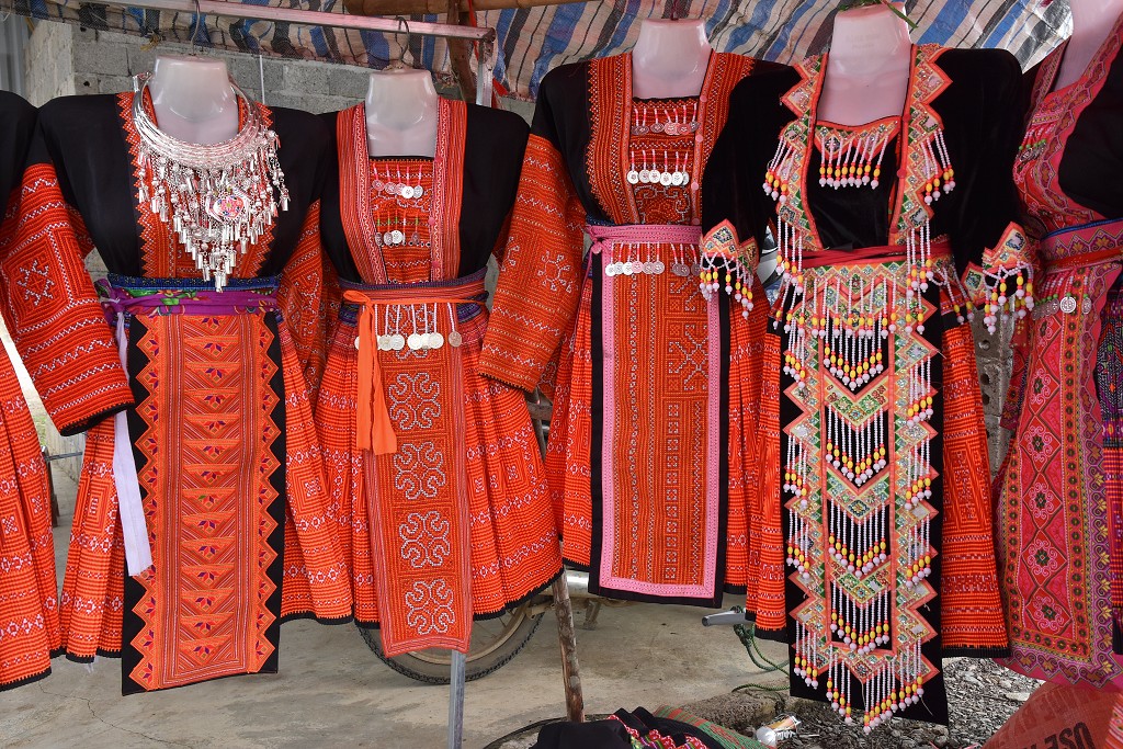 Vietnam - Hmongské kroje, u čaj. plantáží Doi Che Trai Tim, u Moc Chau