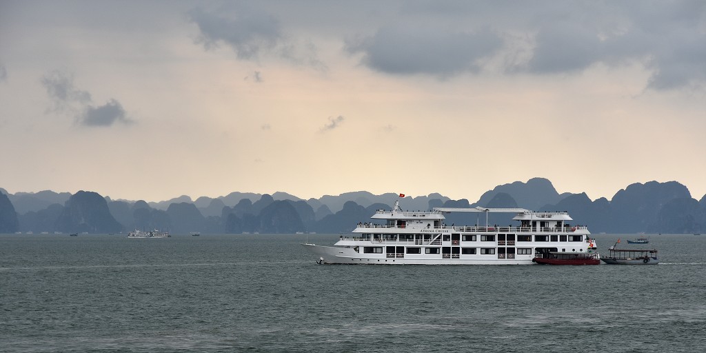 Vietnam - z Halongu lodí do zátoky Bai Tu Long