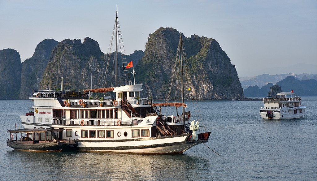 Vietnam - z Halongu lodí do zátoky Bai Tu Long