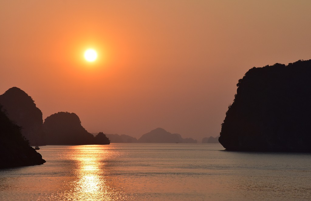 Vietnam - východ slunce, zátoka Bai Tu Long