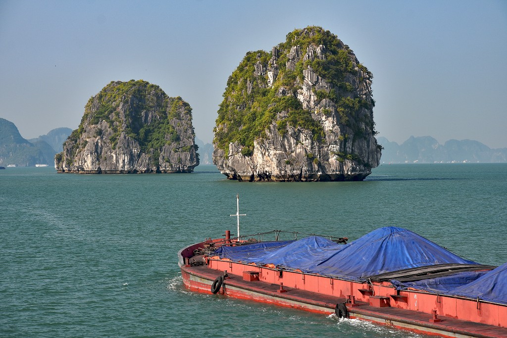 Vietnam - zátoka Bai Tu Long, u Halongu