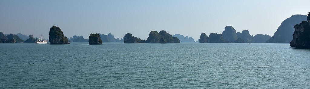 Vietnam - zátoka Bai Tu Long, u Halongu