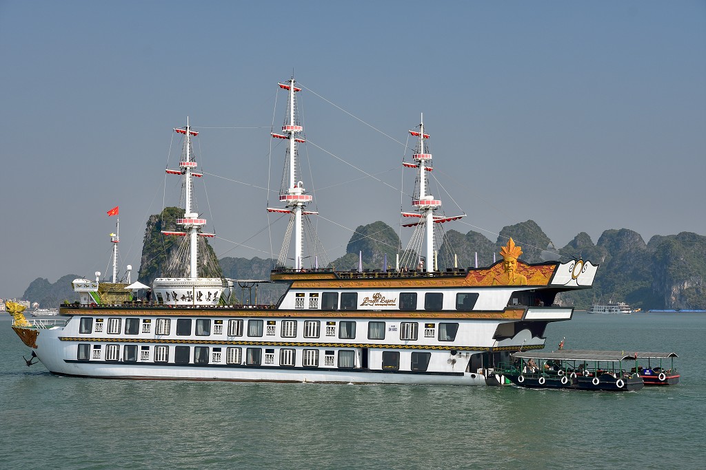 Vietnam - zátoka Bai Tu Long, u Halongu