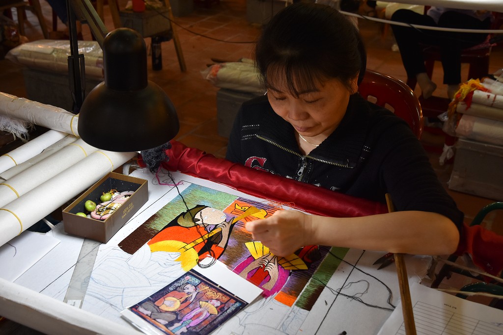 Vietnam - řemeslný shop mezi Halongem a Hanojí