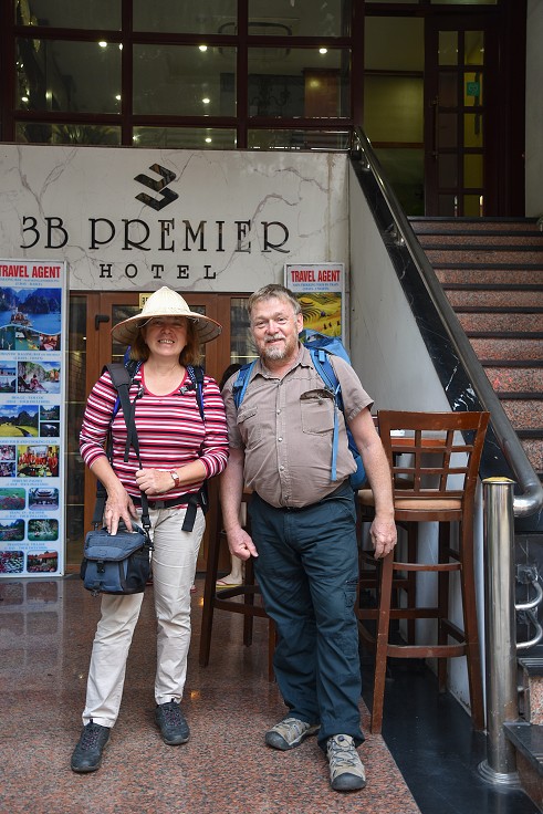 Vietnam - odjíždíme na letiště, před hotelem, Hanoj
